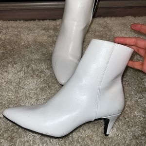 White boots, so cute and trendy. Only worn once!